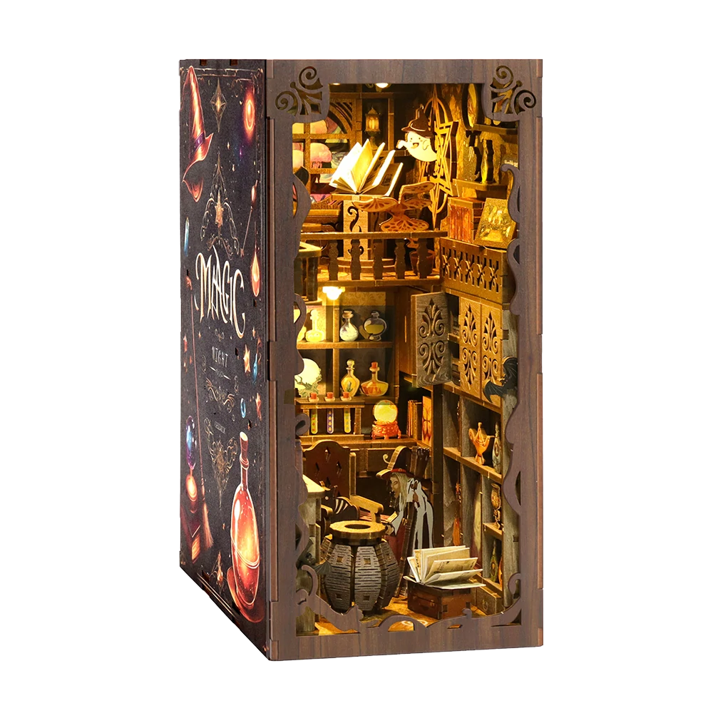 Vista del book nook Magic Potion terminado, con luz cálida, bruja en miniatura, libro flotante, estanterías de pociones, balcón interior y detalles de taller mágico.