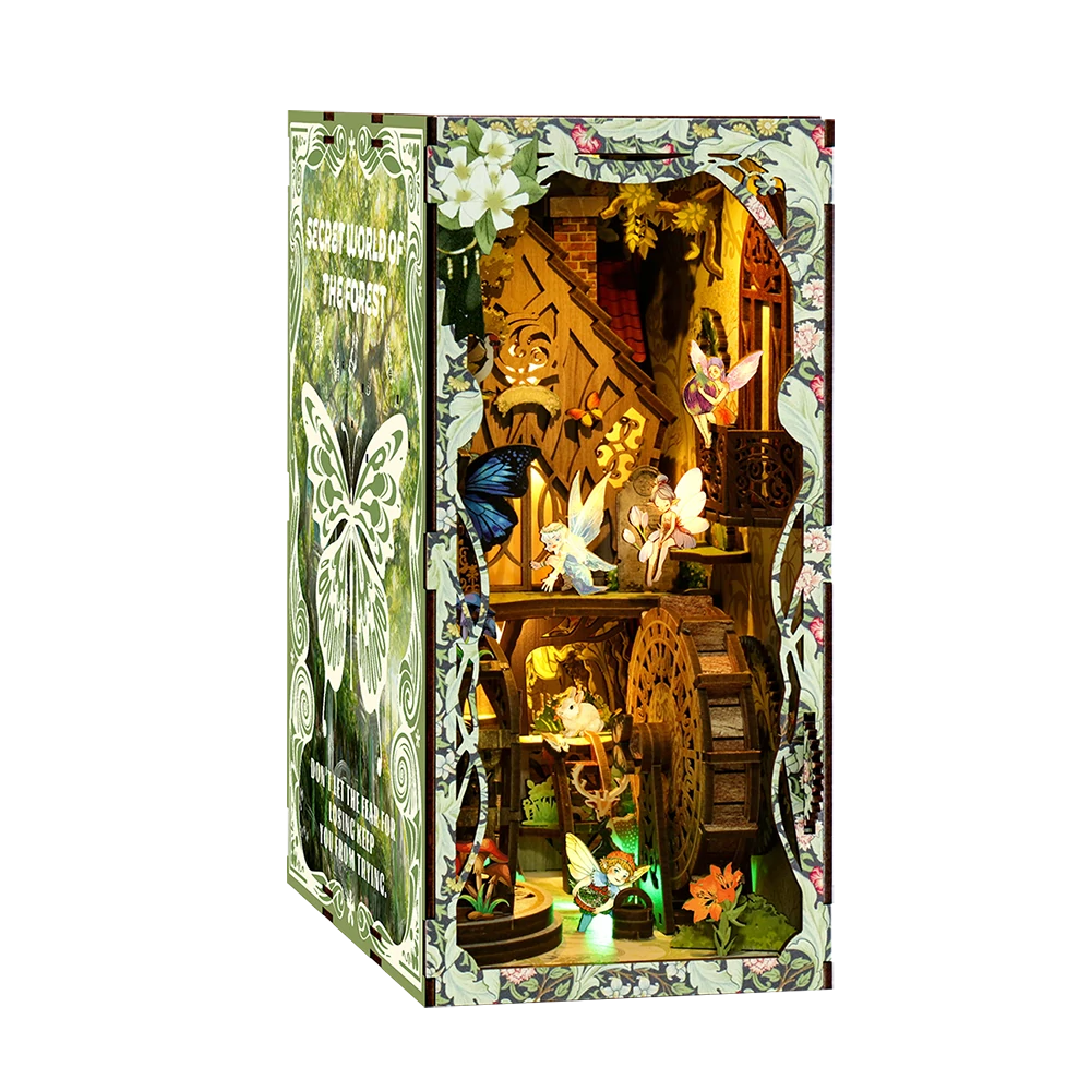 Vista del book nook Secret World Tree House terminado, con cubierta verde floral, luces cálidas, hadas, mariposas, casa del árbol y detalles de bosque mágico.