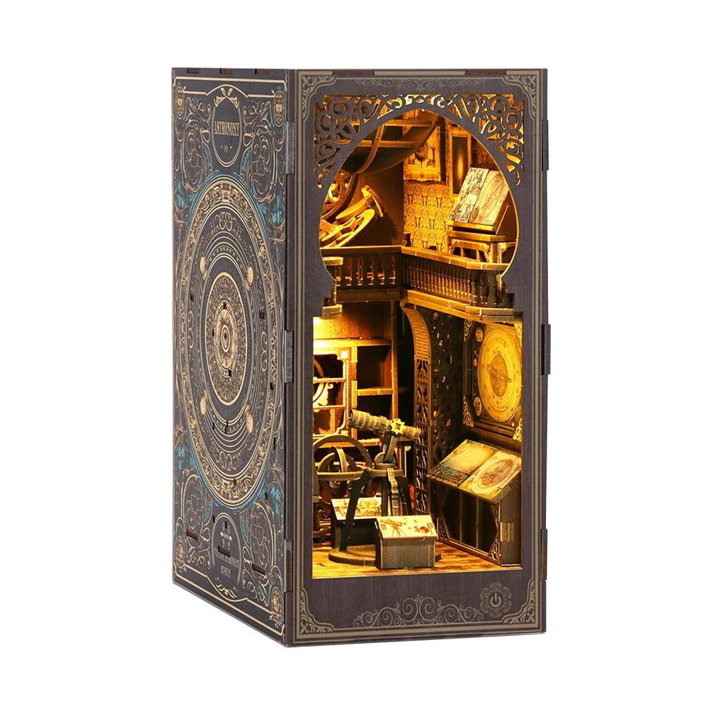 Vista en ángulo de un book nook DIY de astronomía mágica iluminado, con instrumentos científicos, libros antiguos, mapas celestes y detalles decorativos.