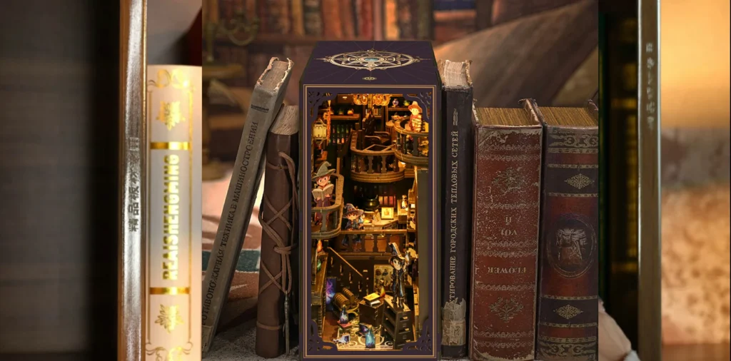 Vídeo del Alchemy Master book nook terminado entre libros antiguos, con luces cálidas, varios pisos, aprendices de magia y un taller de pociones en miniatura.