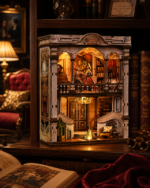 Dream Opera House Book Nook en una elegante estantería con luz LED cálida, rodeado de libros clásicos y creando un ambiente de teatro privado vintage