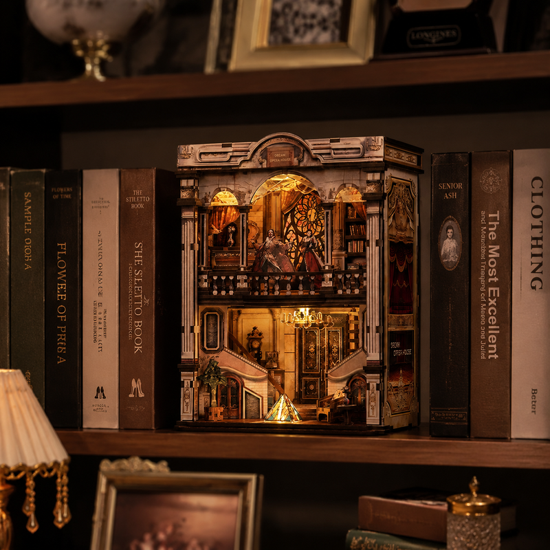 Dream Opera House Book Nook integrado en una estantería con luz LED cálida, rodeado de libros y creando un pequeño teatro privado lleno de encanto